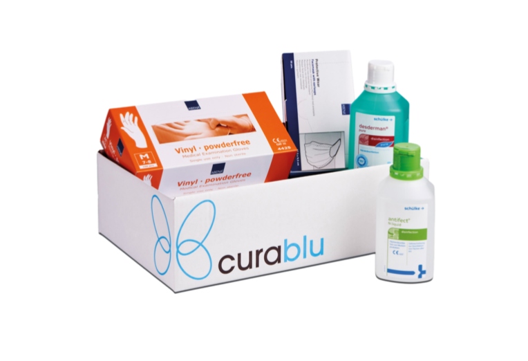 Eine curablu-Box mit verschiedenen Pflegehilfsmitteln